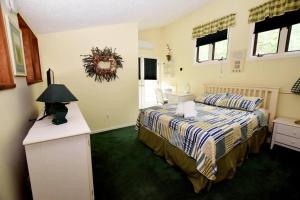 Postel nebo postele na pokoji v ubytování Ski-In Ski-Out Camelback Village Townhouse - 100 YDS From The Mountain