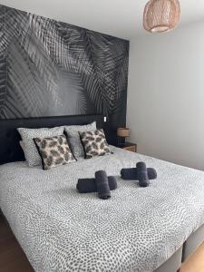 a bed with two pillows on top of it at Disneyland Dream 4 - Charmant Appartement 7 pax in Chessy