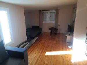 un soggiorno con divano e pavimento in legno di Oasis Escape Villa Loutraki a Loutraki