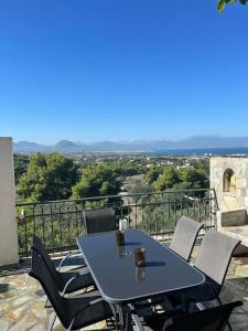un tavolo e sedie su un balcone con vista di Oasis Escape Villa Loutraki a Loutraki