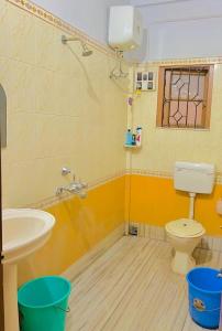 Ένα μπάνιο στο Aastha Apartment with 2 bedroom,Antique Furniture, AC and Kitchen