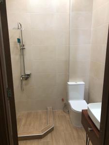 ein Badezimmer mit Toilette und Dusche in der Unterkunft Pikrisgora-luxury in Tbilisi City