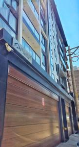 Bygningen som lejligheden ligger i + 6 billeder