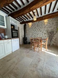 Kuchyň nebo kuchyňský kout v ubytování Maison provençale