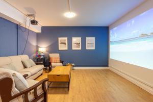 - un salon avec un canapé et un grand écran dans l'établissement Villa Valentina - Renovated on Los Alamos Beach, à Torremolinos 65 autres photos