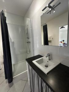 Et badeværelse på Petite maison mitoyenne, clim, rénovée, calme