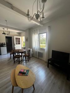 Et opholdsområde på Petite maison mitoyenne, clim, rénovée, calme + 10 billeder