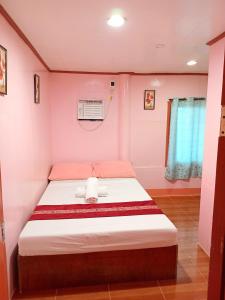 Postel nebo postele na pokoji v ubytování JayDin Travellers Inn