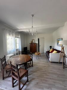 Et opholdsområde på Petite maison mitoyenne, clim, rénovée, calme