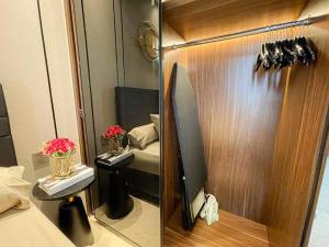ein kleines Zimmer mit einem Bett und einem Spiegel in der Unterkunft Luxurious La Luna at Gold Coast Sea View in Jakarta