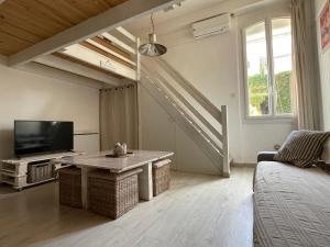Телевизор и/или развлекательный центр в Appartement centre de Cassis