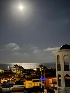 - une vue sur l'océan la nuit avec une pleine lune dans l'établissement Villa Valentina - Renovated on Los Alamos Beach, à Torremolinos