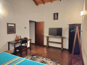 TV a/nebo společenská místnost v ubytování Calm Eco Stay Minutes from Colombo