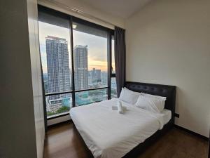 Un dormitorio con una cama y una ventana grande en Opus Residences by Star Haven, en Kuala Lumpur 77 fotos más