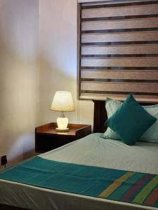 Postel nebo postele na pokoji v ubytování Calm Eco Stay Minutes from Colombo