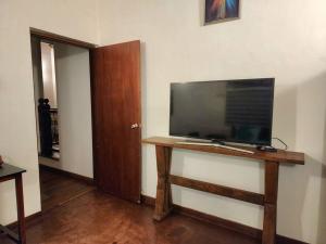 TV a/nebo společenská místnost v ubytování Calm Eco Stay Minutes from Colombo