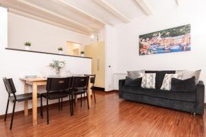 a dining room with a table and chairs and a couch at -2 Passi dal Mare- Centro Storico in Varazze