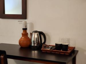 Příslušenství pro přípravu čaje a kávy v ubytování Calm Eco Stay Minutes from Colombo