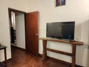 TV a/nebo společenská místnost v ubytování Calm Eco Stay Minutes from Colombo