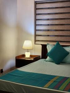Postel nebo postele na pokoji v ubytování Calm Eco Stay Minutes from Colombo