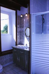 Et badeværelse på GITE 15 personnes confort et authenticité