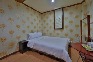 Giường trong phòng chung tại Theme Motel