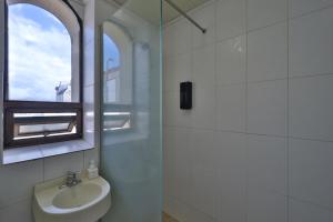 Phòng tắm tại Theme Motel +12 ảnh