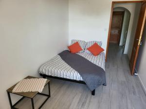 Ένα ή περισσότερα κρεβάτια σε δωμάτιο στο Appart 70m2 Agnez les Duisans Boxes Chevaux en sus