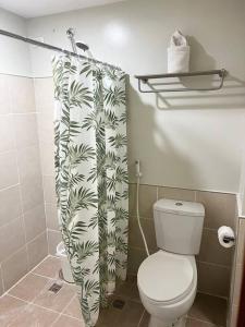 Ένα μπάνιο στο CebuSureStayPersimmon16thFloor3rdStudioCondoUnit