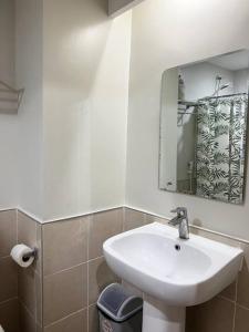 Ένα μπάνιο στο CebuSureStayPersimmon16thFloor3rdStudioCondoUnit