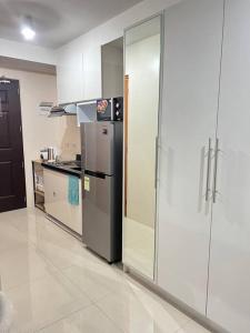 Η κουζίνα ή μικρή κουζίνα στο CebuSureStayPersimmon16thFloor3rdStudioCondoUnit +13 φωτογραφίες