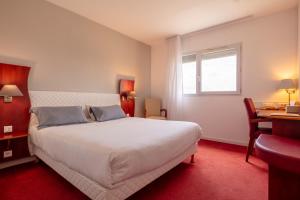 Voodi või voodid majutusasutuse Artémis Hôtel & Spa Bistro Coquet toas