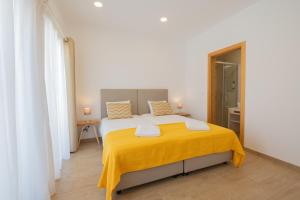 Giường trong phòng chung tại Villa Harbour Rooms & Apartments
