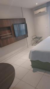 Ένα ή περισσότερα κρεβάτια σε δωμάτιο στο Flat com varanda, quarto de Morador Hotel 1112