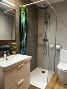 Bilik mandi di Cozy Beach House with Pool & BBQ