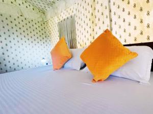 Voodi või voodid majutusasutuse Cattle Inn Resort - Luxury Cottages Pushkar toas