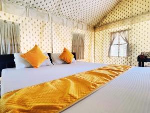 Voodi või voodid majutusasutuse Cattle Inn Resort - Luxury Cottages Pushkar toas