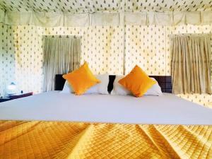 Postel nebo postele na pokoji v ubytování Cattle Inn Resort - Luxury Cottages Pushkar