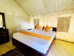Postel nebo postele na pokoji v ubytování Cattle Inn Resort - Luxury Cottages Pushkar