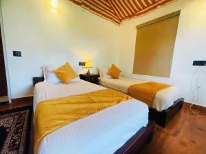 Voodi või voodid majutusasutuse Cattle Inn Resort - Luxury Cottages Pushkar toas