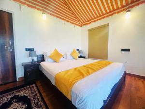 Voodi või voodid majutusasutuse Cattle Inn Resort - Luxury Cottages Pushkar toas