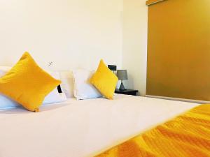 Voodi või voodid majutusasutuse Cattle Inn Resort - Luxury Cottages Pushkar toas
