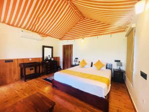 Voodi või voodid majutusasutuse Cattle Inn Resort - Luxury Cottages Pushkar toas