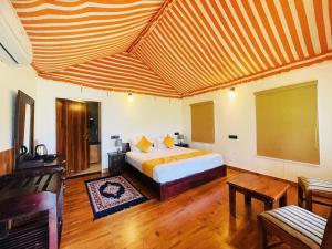 Voodi või voodid majutusasutuse Cattle Inn Resort - Luxury Cottages Pushkar toas