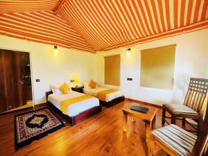Voodi või voodid majutusasutuse Cattle Inn Resort - Luxury Cottages Pushkar toas