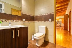 un baño con inodoro y lavabo en Casa Vista Teide con Jardín, Barbacoa y Fuente Zen, en Icod de los Vinos 25 fotos más