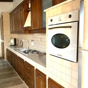 a kitchen with a white oven in the wall at Al chiaro di luna in Catania