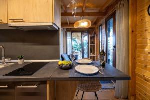 eine Küche mit einer Insel in einem winzigen Haus in der Unterkunft Sani Tree House in Sani Beach + 15 Fotos