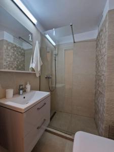 une salle de bains avec douche et lavabo blanc dans l'établissement Happy Yonder - Piața Romană - lângă metrou, à Bucarest