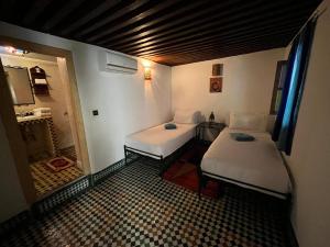 Postel nebo postele na pokoji v ubytování Riad Fes EL KAID